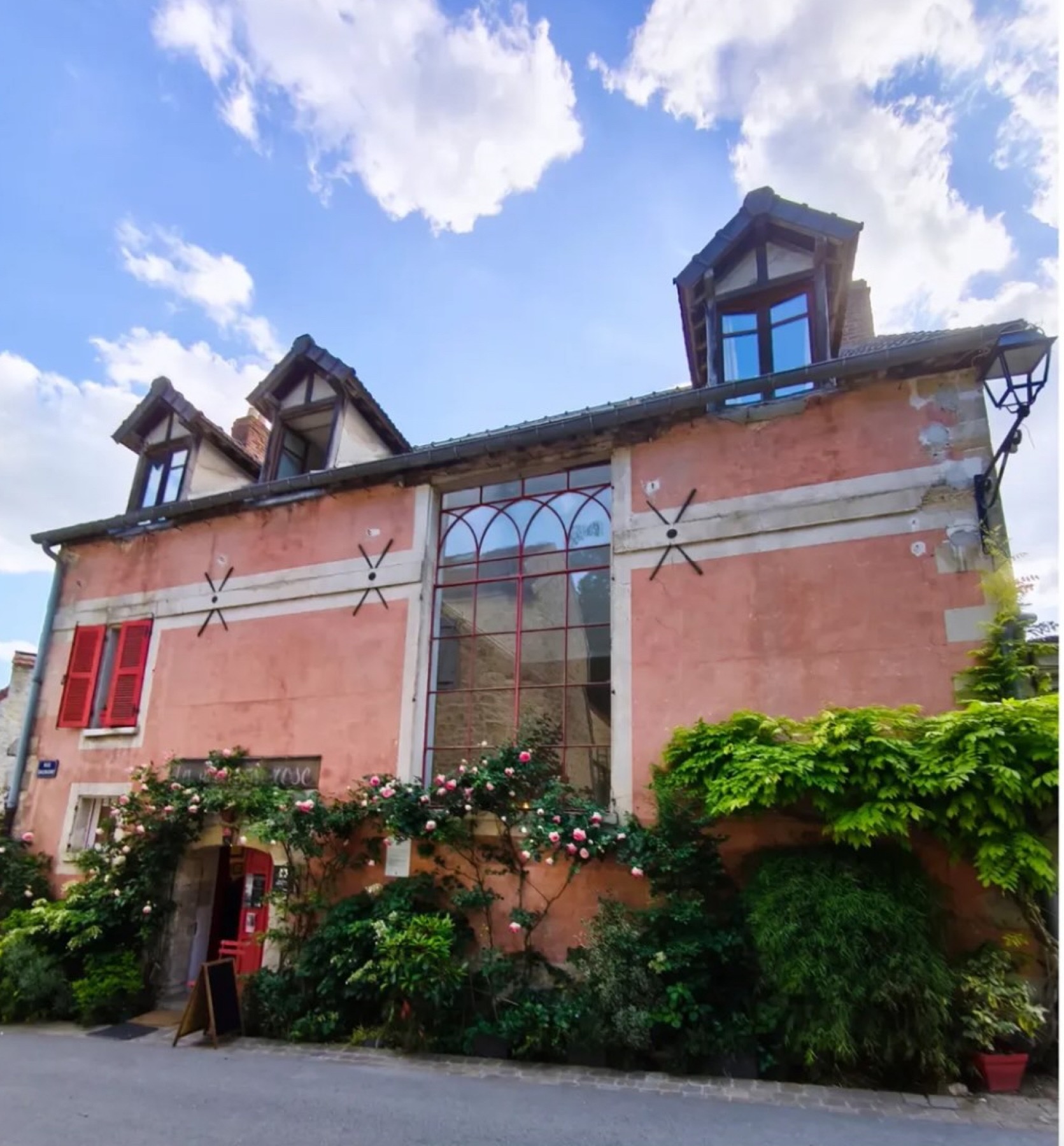 Façade de la Maison Rose de Wallerand