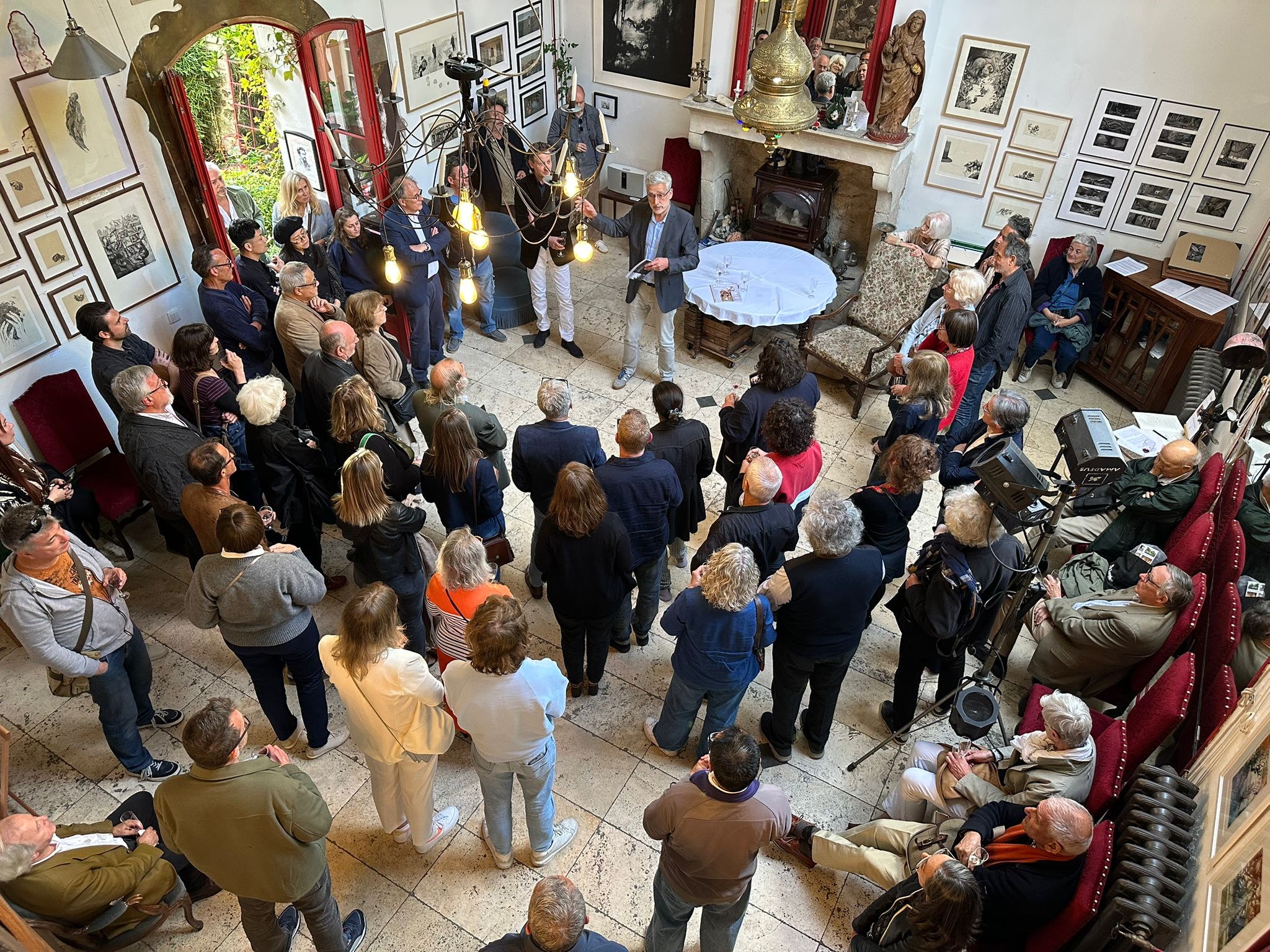 Public réuni à la Maison Rose de Wallerand