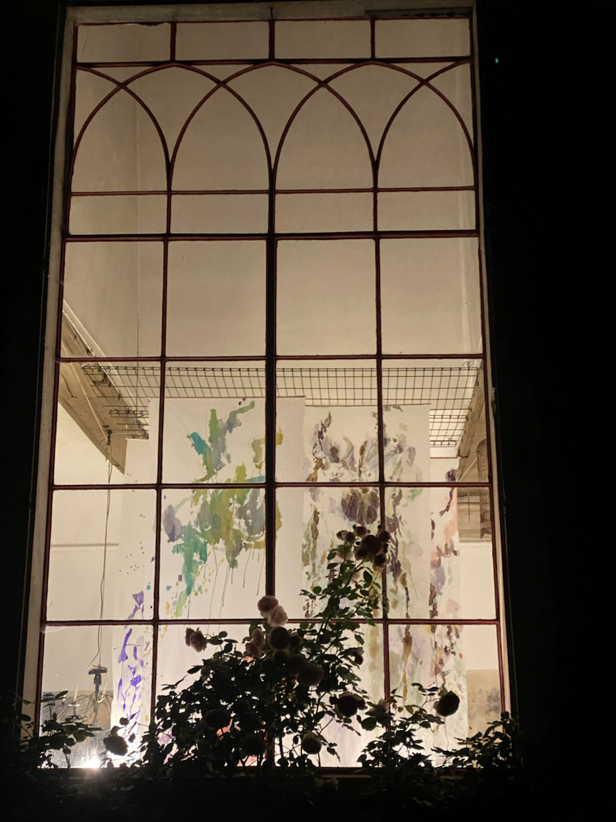 La verrière éclairée de la Maison Rose de Wallerand en soirée